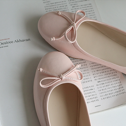 柔和的粉彩平底鞋