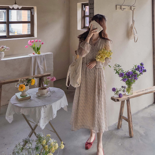 【最高特惠价 6,000韩元折扣】 <FONT color=#5a3954>MADE LIN</font>罗曼蒂克花共享领天蓝色缎面半身裙 [尺码:F(55~66)]