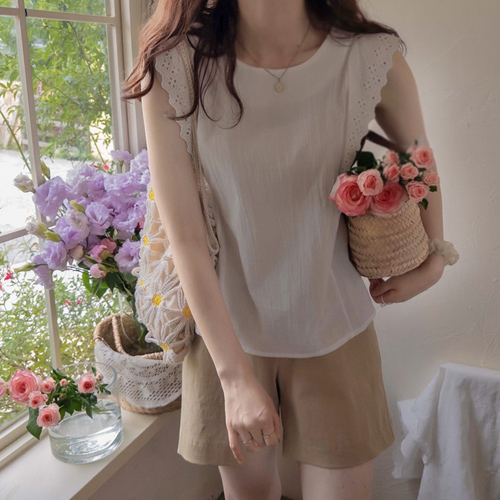 【特惠价 4,000 韩元折扣】 <FONT color=#5a3954>MADE LIN</font>碎花刺绣可爱波浪袖女衬衫 [尺码:F,L]