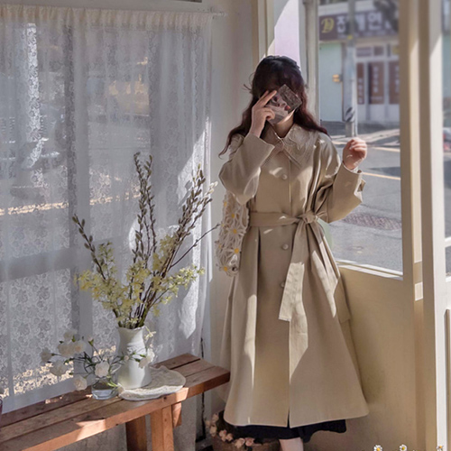 【特价优惠30,000韩元】 <FONT color=#5a3954>MADE LIN</font> Clandmi 爱心蕾丝领春季边饰风衣【尺码：F (55~66)】