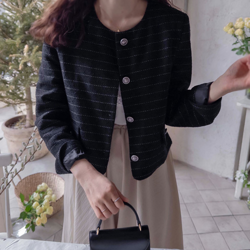 【魔法盔甲特价 20,000 韩元折扣】 <FONT color=#5a3954>MADE LIN</font> 【黑色】Ank Cream 蓬松柔软奢华纽扣边修身套装【尺码：F(55~66)】