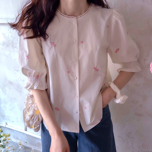 【特惠价 8,000 韩元折扣】 <FONT color=#5a3954>MADE LIN</font> Billyan 花朵刺绣短袖女衬衫 [尺码:F,1]