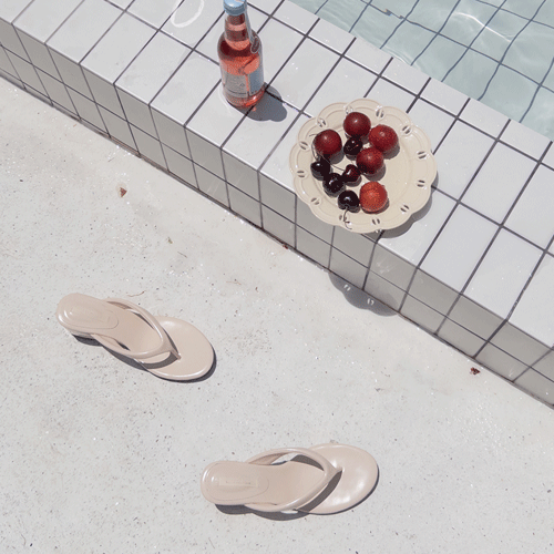 闪亮的夏日度假拖鞋