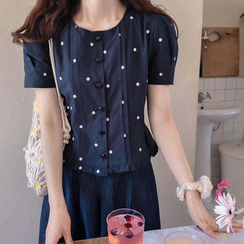 【新品特惠 6,000韩元优惠】 <FONT color=#5a3954>MADE LIN</font> Meldia 花朵刺绣针褶女式上衣【尺码:F(55~66)】