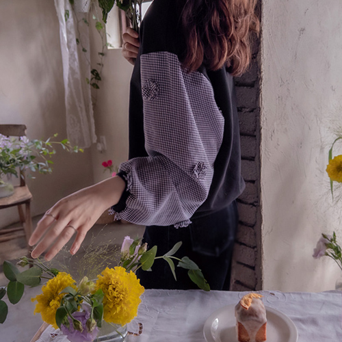 【最高特惠价 3,000 韩元折扣】 <FONT color=#5a3954>MADE LIN</font> Genua 格纹袖 3D 花朵图案衬衫 [尺码: F (55-66)]