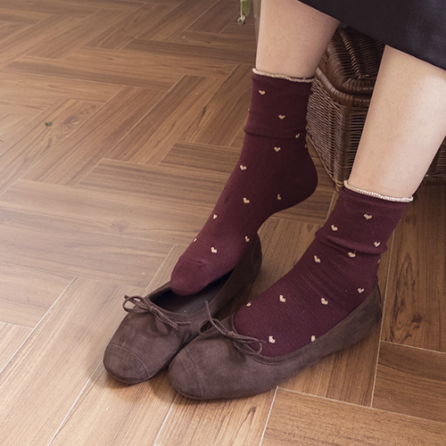 心形荷叶边下摆袜子，颜色搭配