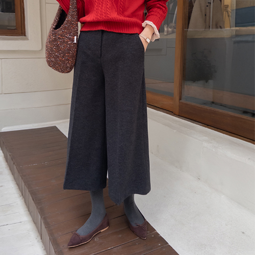 一款时尚的百慕大短裤，看起来像一条带花纹的弹力裙。[尺码：S、M、L]