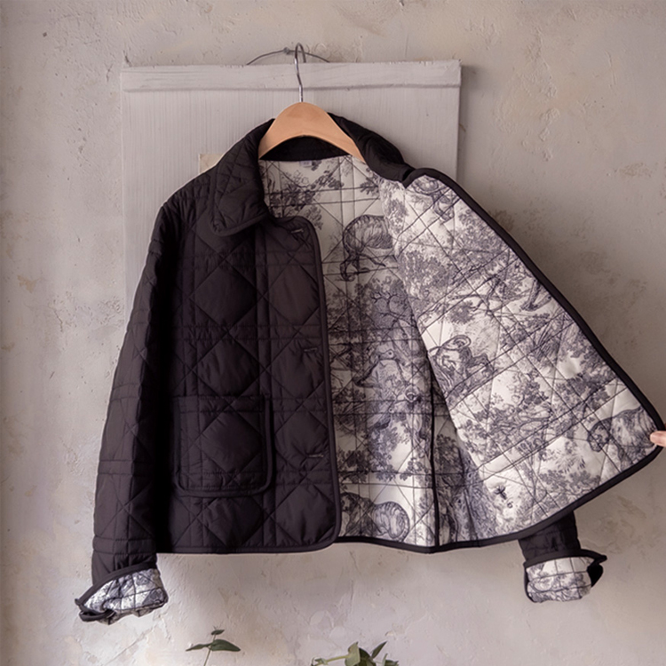 [LABEL] Lanska 衬里点压轻盈奢华绗缝羽绒服 [尺码：S、M、L]