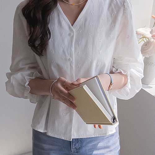 【新品特惠，立减4000韩元】MADE LIN Peori 缎带刺绣V领褶皱女式衬衫【尺码：F(55~66)】