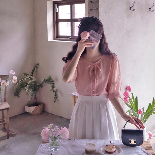 【新品特惠 15% 折扣】 <FONT color=#5a3954>MADE LIN</font> Countess Ann 缎带丝滑可爱精致修身女式衬衫 [尺码：F(55~66)]