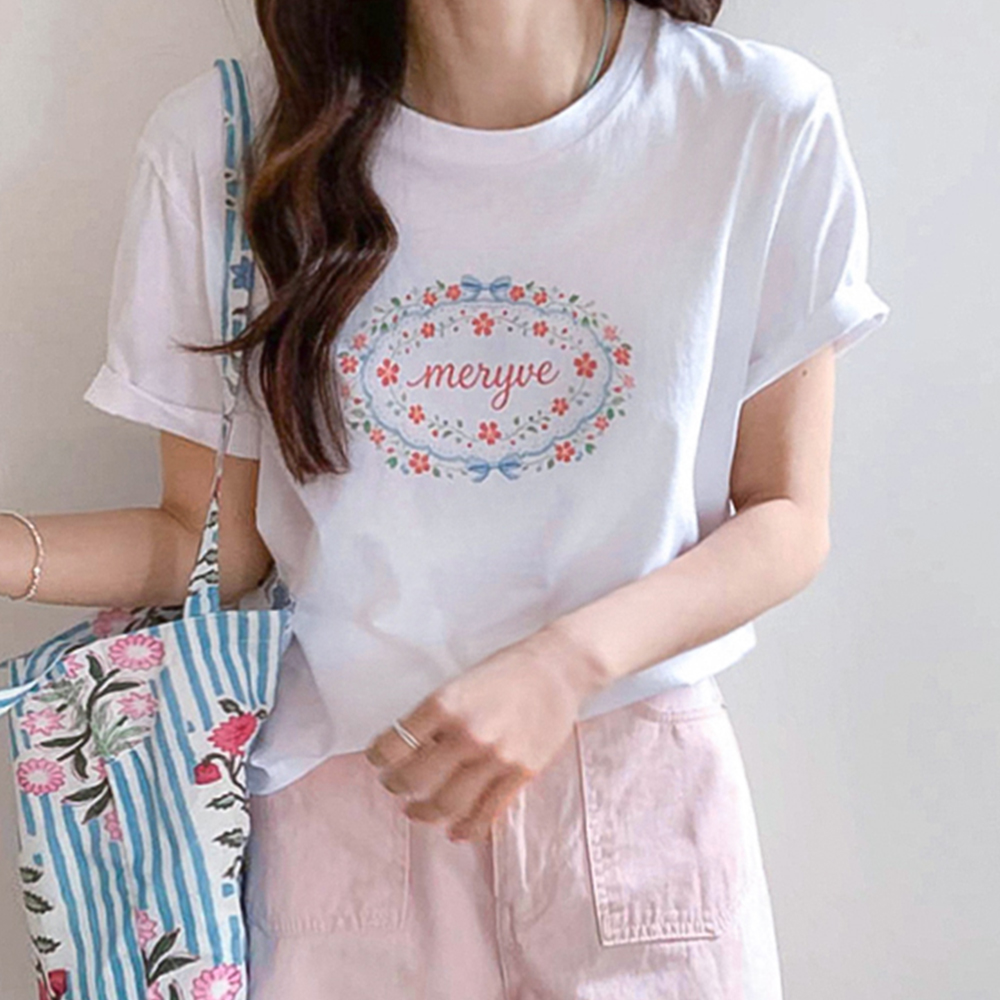 【新品特惠，立减5000韩元】 <FONT color=#5a3954>MADE LIN</font> Morie 花卉签名印花短袖T恤 [尺码：F(55~66)]