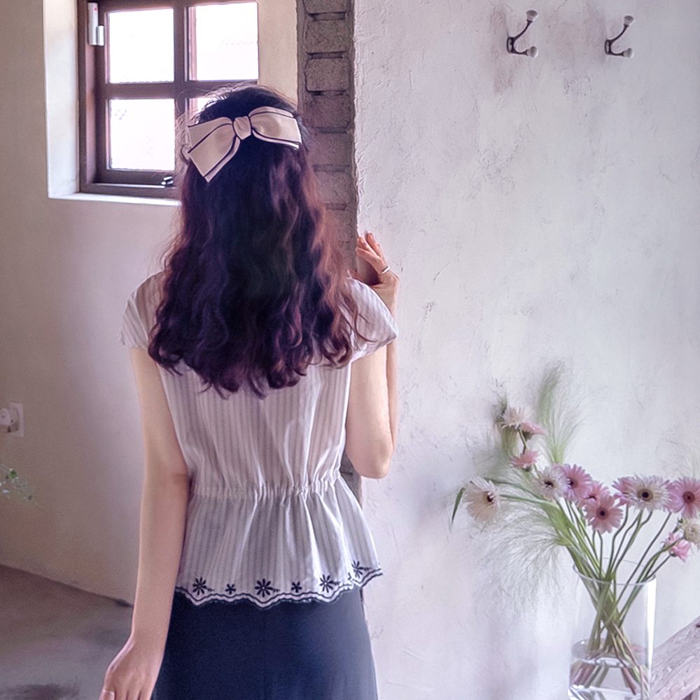【新品特惠，立减8000韩元】 <FONT color=#5a3954>MADE LIN</font> Boe 条纹荷叶边短袖女式上衣【尺码：F(55~66)】
